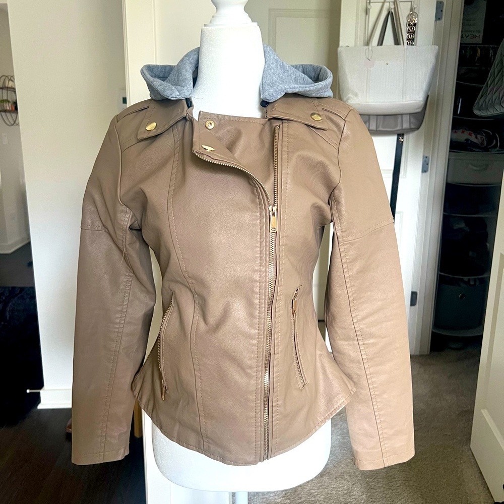 NWOT Roosevelt American College tan faux leather jacket  size M